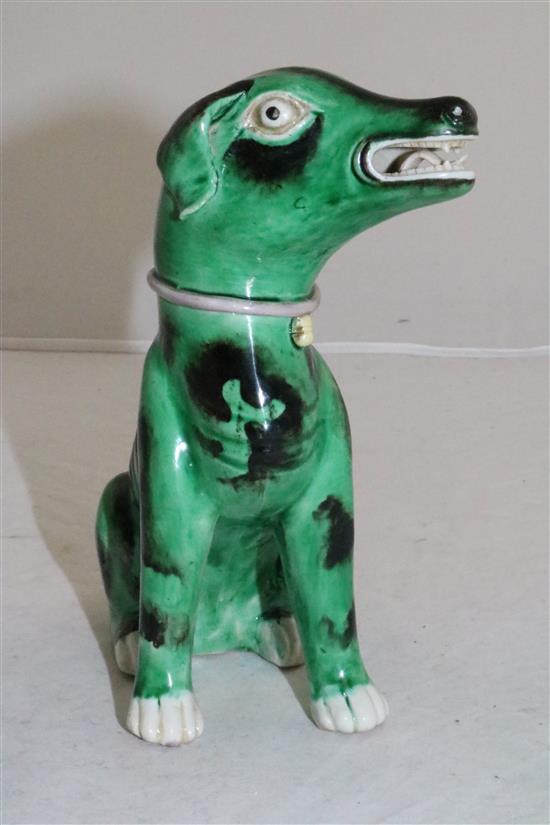 A Chinese green glazed model of a seated hound, Kangxi period, 16.5cm